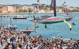 Varata la nuova Ac75 di Luna Rossa a Cagliari, 13 aprile 2024. Con la benedizione del vescovo Giuseppe Baturi è scattato alle 13.23 il via alla nuova avventura della barca che cercherà di portare in Italia la Coppa America. La madrina dell'inaugurazione è stata come al solito Miuccia Prada accompagnata dal patron Patrizio Bertelli. Poi la fatidica frase 'Io ti battezzo Luna Rossa'. Con la bottiglia di spumante che si è schiantata sulla scocca argentata della nuova barca dai colori argento, grigio e rosso con due ali gialle che la faranno "volare" sull'acqua.
ANSA/UFFICIO STAMPA