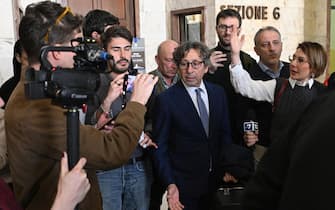 Salvatore Pino Il nuovo legale della ministra, l'avvocato Salvatore Pino (c) risponde alle domande dei giornalisti dopo avere richiesto alla gup di Milano Tiziana Gueli il rinvio dell'udienza preliminare che vede tra gli imputati Daniela Santanchè, Milano, 26 marzo 2025.