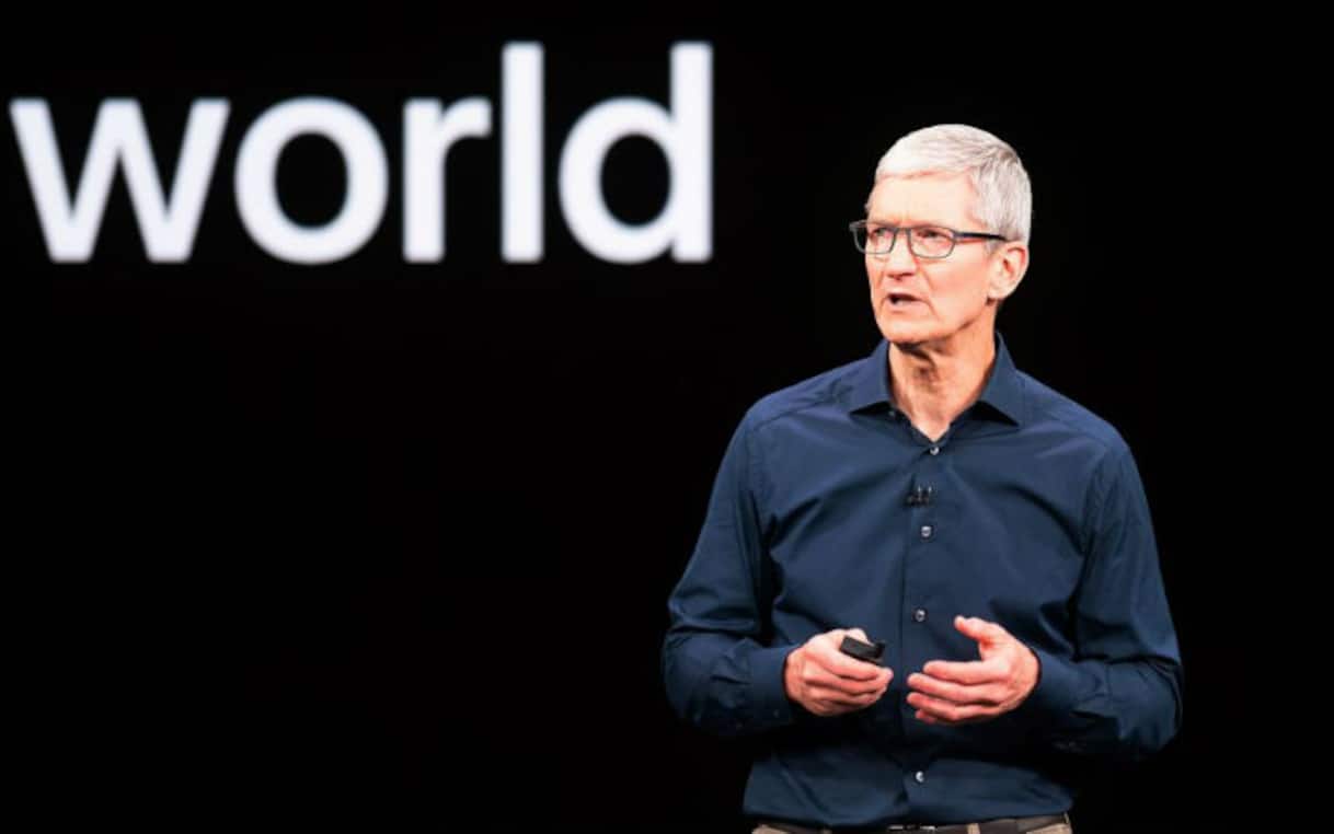 Tim Cook minacciato da uno stalker, gli porta fiori e champagne | Sky Tg24