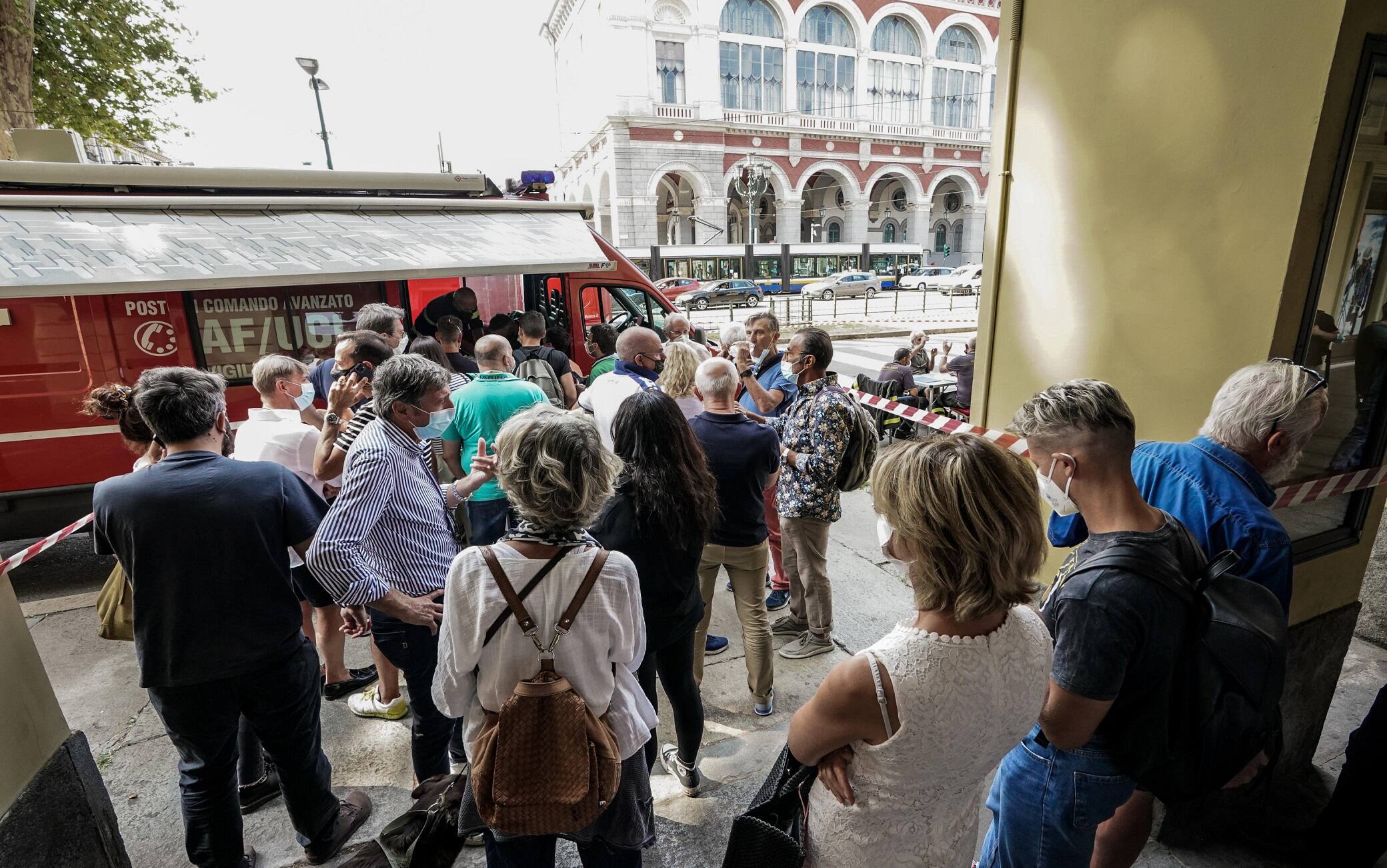 I proprietari vengono accompagnati dai vigili del fuoco nei loro appartamenti dopo l'incendio nel loro palazzo di piazza Carlo Felice a Torino, 04 settembre 2021 ANSA/TINO ROMANO