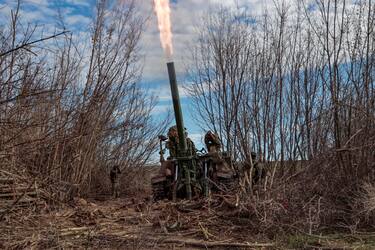 epa10341774 Forces of the self-proclaimed Donetsk People's Republic fire a self-propelled mortar 2S4 'Tulip' not far from Bakhmut, Donetsk region, Ukraine, 01 December 2022. On 24 February 2022 Russian troops entered the Ukrainian territory in what the Russian president declared a 'Special Military Operation', starting an armed conflict that has provoked destruction and a humanitarian crisis.  EPA/ALESSANDRO GUERRA