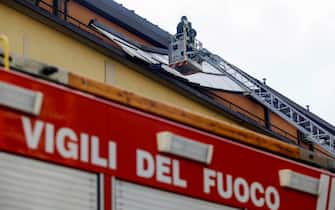 Squadre di soccorso stanno intervento in via Arsia, zona Quarto Oggiaro, per un tetto pericolante, 26 agosto 2023.
ANSA/MOURAD BALTI TOUATI