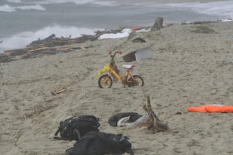 E' di 30 morti il bilancio, ancora provvisorio, dei morti durante uno sbarco di migranti a Cutro, nel Crotonese. Ai cadaveri trovati sulla spiaggia, in località "Steccato", si aggiungono, infatti, quelli trovati in mare che devono ancora essere recuperati, 26 febbraio 2023. Sul posto, insieme ai carabinieri ed alla polizia, ci sono la Guardia di finanza, la Guardia costiera ed i vigili del fuoco. ANSA/GIUSEPPE PIPITA