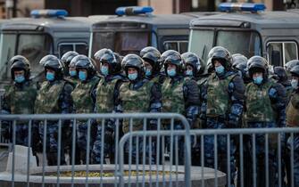 militari con mascherine a Mosca