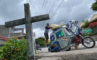 epaselect epa10684690 A villager living at Mayon volcano s danger zone loads belongings onto a three wheeled motorcycle during a mass evacuation in Daraga, Albay province, Philippines, 11 June 2023. The province of Albay was placed under a state of calamity due to the threat of an eruption of Mayon Volcano. The office of Civil Defense had evacuated 2,638 families in the towns of Camalig, Ligao City, Daraga, Guinobatan, Malilipot and Tabaco City.  EPA/FRANCIS R. MALASIG