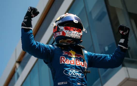 https://static.sky.it/editorialimages/6bc300cb3f8c4266bef5f01a949c205836f637a5/skysport/it/motori/formula-1/video/2025/06/15/f1-academy-gp-canada-gara-3-risultati/CHAMBERS_instagram_gp_canada_f1_academy.jpg?im=Resize,width=565