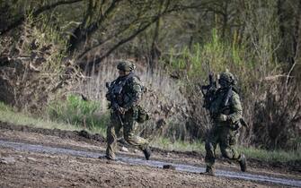 Czech Army soldiers take part in the international military exercise "Wettiner Schwert 2024" (Wettin Sword 2024) in Hohengoehren, near Tangermunde, eastern Germany, on March 26, 2024. The NATO exercise "Wettiner Schwert 2024" is part of the "Quadriga 2024" exercise of the German armed forces Bundeswehr. (Photo by Ronny Hartmann / AFP)