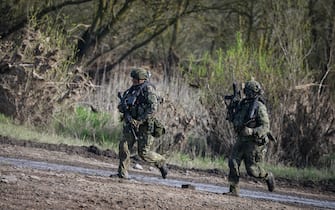 Czech Army soldiers take part in the international military exercise "Wettiner Schwert 2024" (Wettin Sword 2024) in Hohengoehren, near Tangermunde, eastern Germany, on March 26, 2024. The NATO exercise "Wettiner Schwert 2024" is part of the "Quadriga 2024" exercise of the German armed forces Bundeswehr. (Photo by Ronny Hartmann / AFP)