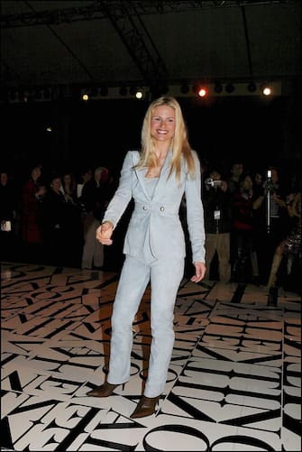 FRANCE - MARCH 07:  People At Valentino Fall-Winter 2004-2005 Ready-To-Wear Fashion Show. On March 7, 2004 In Paris, France. Michelle Hunziker.  (Photo by Serge BENHAMOU/Gamma-Rapho via Getty Images)