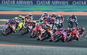 epa11211921 Italian MotoGP rider Francesco Bagnaia (R) of Ducati Lenovo Team leads the pack during the MotoGP race of the Motorcycling Grand Prix of Qatar at the Losail International Circuit in Doha, Qatar, 10 March 2024.  EPA/NOUSHAD THEKKAYIL