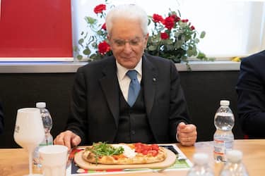 Il Presidente della Repubblica Sergio Mattarella a Monza al nuovo ristorante  PizzAut , in occasione della Giornata mondiale per la consapevolezza sull autismo, 02 aprile 2023.
ANSA/ UFFICIO STAMPA QUIRINALE/ FRANCESCO AMMENDOLA
+++ ANSA PROVIDES ACCESS TO THIS HANDOUT PHOTO TO BE USED SOLELY TO ILLUSTRATE NEWS REPORTING OR COMMENTARY ON THE FACTS OR EVENTS DEPICTED IN THIS IMAGE; NO ARCHIVING; NO LICENSING +++ NPK +++