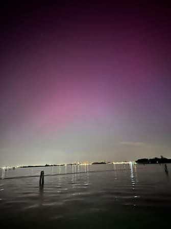 Il cielo colorato dai SAR (stable aurora red arcs) al Lido di Venezia, 11 maggio 2024.
ANSA/DIEGO COSTA ANSA PROVIDES ACCESS TO THIS HANDOUT PHOTO TO BE USED SOLELY TO ILLUSTRATE NEWS REPORTING OR COMMENTARY ON THE FACTS OR EVENTS DEPICTED IN THIS IMAGE; NO ARCHIVING; NO LICENSING NPK