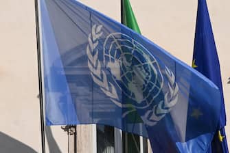 La bandiera dell'ONU esposta all'ingresso di Palazzo Chigi, Roma, 24 ottobre 2022. La Giornata delle Nazioni Unite una ricorrenza internazionale che si celebra ogni anno il 24 ottobre e che ricorda l'entrata in vigore dello Statuto delle Nazioni Unite. Fa parte della "settimana delle Nazioni Unite", che viene commemorata dal 20 al 26 ottobre di ogni anno.
 ANSA/MAURIZIO BRAMBATTI