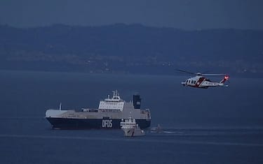 La nave turca di cui è stato tentato il dirottamento non attraccherà in porto a Napoli, secondo quanto si è appreso, ma si fermerà in rada, 09 giugno 2023.  Le indagini, secondo quanto si è appreso, mirano a fare luce sull'accaduto, in primis a determinare il luogo esatto in cui è avvenuto il sequestro che poi determinerà la competenza territoriale degli inquirenti. Primo obiettivo degli investigatori di Polizia e Gdf che si stanno occupando del tentato dirottamento della nave turca è quello di identificare i responsabili. Si verificherà, in primo luogo, se si tratta di persone già foto segnalate e ciò, secondo quanto si è appreso, anche per stabilire quali fossero le loro reali intenzioni ed accertare eventuali collegamenti con frange terroristiche.
ANSA/CESARE ABBATE
/////
The Turkish merchant ship Galata Seaways in the waters off Naples, Italy, 09 June 2023. Inside a Turkish cargo ship bound for France, a group of migrants attempted to kidnap some of the crew inside the bridge. After the intervention of the Navy, with the commandos of the crack San Marco Brigade, some migrants were reportedly blocked and arrested, while the search for others is still ongoing. The entire 22-man crew of the Turkish ship Galata Seaways is safe on the bridge after 15 migrant stowaways came out of hiding and tried to hijack the vessel off Naples. The operation to clear the ship by the San Marco Brigade is still ongoing to search for other stowaways on board.
ANSA/CESARE ABBATE
battaglione San Marco / forze speciali italiane / incursori /