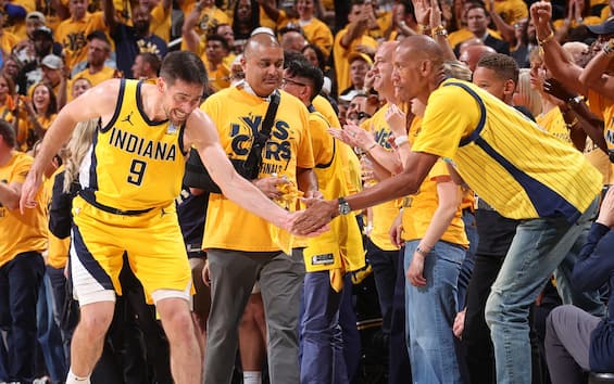 https://static.sky.it/editorialimages/6bfce4290a89d7cc0ed3e21bb892df859db7b39a/skysport/it/nba/video/2025/06/20/nba-finals-tj-mcconnell-gara-6-video/tj_mcconnell_getty_indiana_pacers_1.jpg?im=Resize,width=565