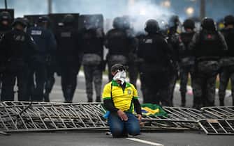 epa10396415 Police confront supporters of former Brazilian President Jair Bolsonaro invading Planalto Palace, in Brasilia, Brazil, 08 January 2023. Hundreds of supporters of former Brazilian President Jair Bolsonaro invaded the headquarters of the National Congress, and also Supreme Court and the Planalto Palace, seat of the Presidency of the Republic, in a demonstration calling for a military intervention to overthrow President Luiz Inacio Lula da Silva. The crowd broke through the cordons of security forces and forced their way to the roof of the buildings of the Chamber of Deputies and the Senate, and some entered inside the legislative headquarters.  EPA/ANDRE BORGES