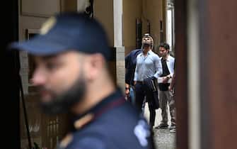 Agenti di Polizia e Vigili del Fuoco nel cortile per rilievi dell'edificio dal quale  ieri sera una donna di 48 anni si è lanciata dal suo appartamento per fuggire all'incendio divampato la scorsa notte nel suo palazzo, in viale Abruzzi 64, a Milano, ed è morta qualche ora dopo essere stata trasportata in condizioni gravissime in ospedale, Milano, 5 giugno 2025. ANSA/DANIEL DAL ZENNARO