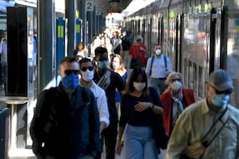 Milano, Fase 3, verso la normalita da coronavirus, Gente in arrivo alla Stazione delle Ferrovie Nord Cadorna dopo la riapertura delle regioni