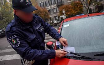 Servizio di Street Control della Polizia Locale di Milano, multe alle macchine in sosta vietata o in doppia fila tramite tablet (MILANO - 2016-11-18, Claudio Furlan) p.s. la foto e' utilizzabile nel rispetto del contesto in cui e' stata scattata, e senza intento diffamatorio del decoro delle persone rappresentate