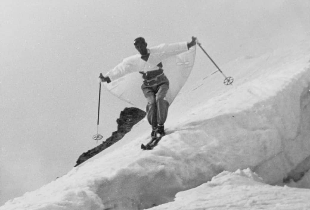 Due scatti di Carlo Mollino sugli sci, con una sorta di “tuta alare” e in un momento di riposo, 1939-1944, Politecnico di Torino, Fondo Carlo Mollino