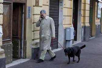Massimo D'Alema rientra a casa dopo aver portato a spasso il suo cane, Roma, 19 aprile 2013.
ANSA/MASSIMO PERCOSSI