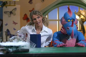 Cologno M.se-MI, 08/4/2003.

trasmissione televisiva in onda su Italia1 "ZIGGIE".
nella foto:   Ellen Hidding con il zigosauro "Ziggie".