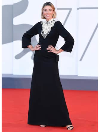 VENICE, ITALY - SEPTEMBER 08: Festival Hostess Anna Foglietta walks the red carpet ahead of the movie "Notturno" at the 77th Venice Film Festival on September 08, 2020 in Venice, Italy. (Photo by Daniele Venturelli/WireImage)