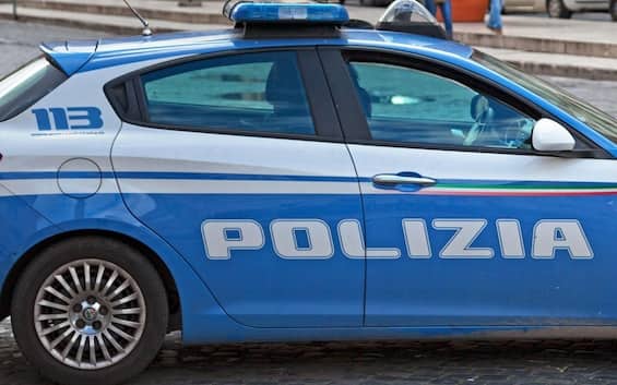 roma 31enne trovato morto in casa sul divano dalla fidanzata