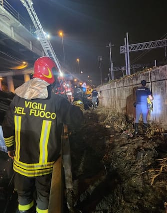 I rilievi dei poliziotti nel posto in cui un bus è precipitato da un cavalcavia con un bilancio di 21 morti e 15 feriti a Mestre, 4 ottobre 2023. ANSA / POLIZIA DI STATO (npk)