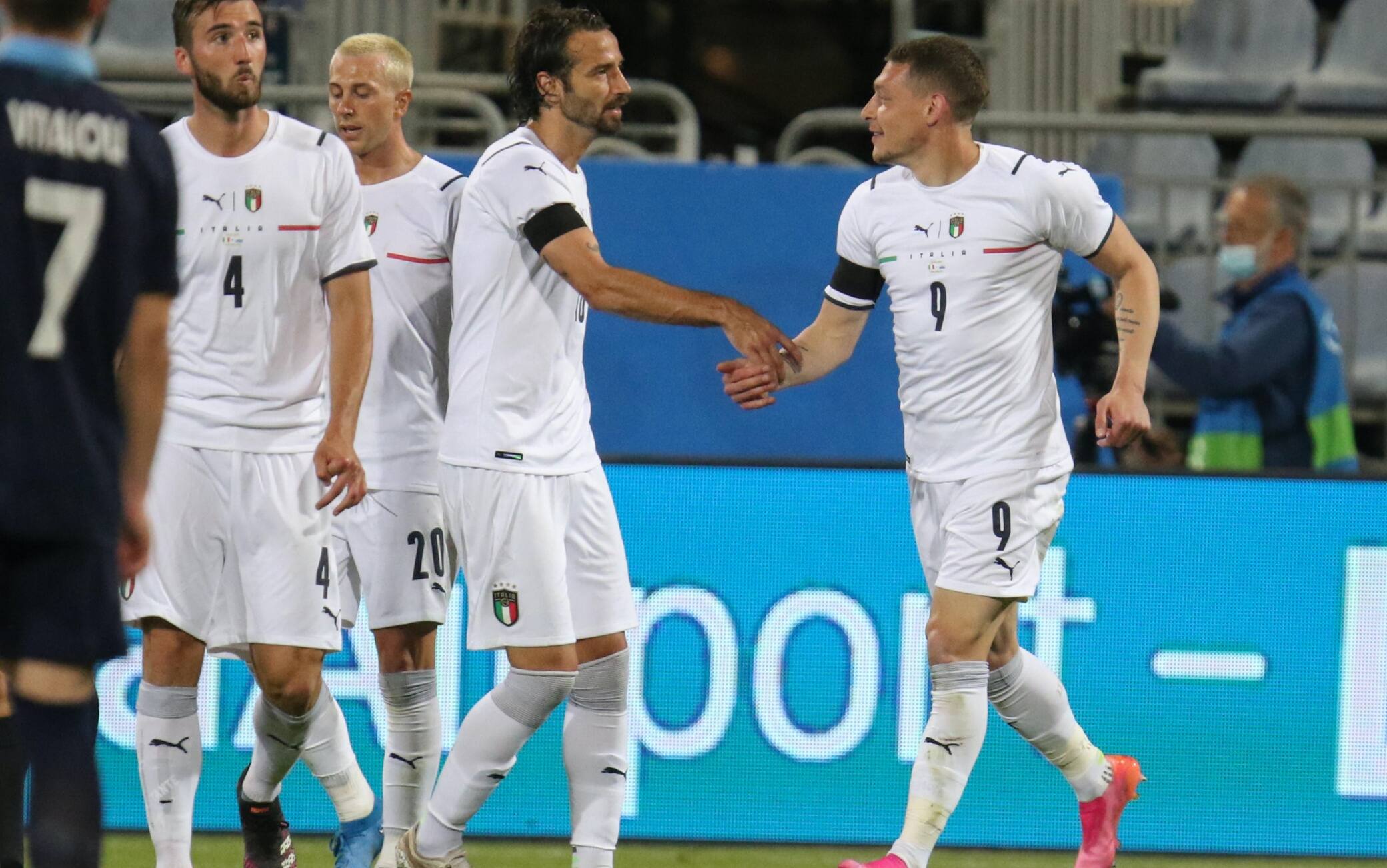 Andrea Belotti festeggia con i compagni di nazionale dopo il gol del 4-0 contro San Marino