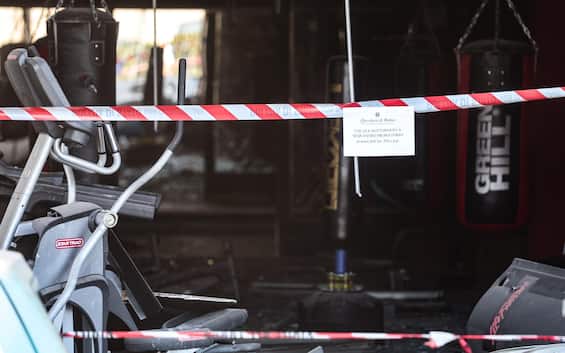 Ostia, bomba contro palestra Di Napoli in via delle Azzorre: danni anche alle auto