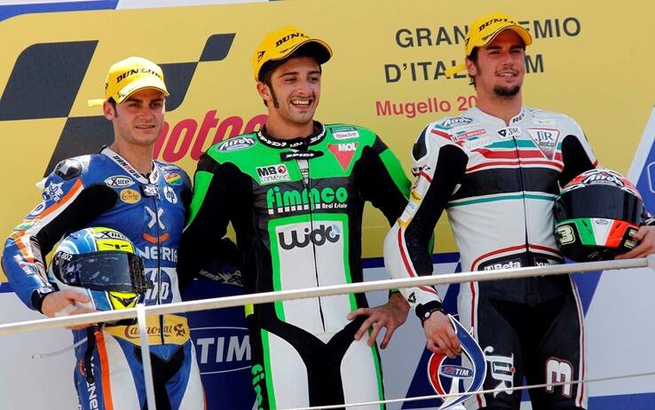Mugello 2010, Moto2: lo spagnolo Sergio Gadea (a sinistra) sul podio con Andrea Iannone e Simone Corsi Sergio Gadea, Andrea Iannone e Simone Corsi