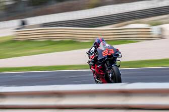 epa10998981 Spanish MotoGP rider Marc Marquez debuts on a Ducati after signing with Gresini Racing Team, during a post-season test at Ricardo Tormo racetrack in Valencia, Spain, 28 November 2023.  EPA/Danny Vela