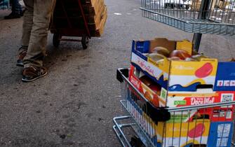 Via Termopili, una associazione raccoglie cibo durante il mercato per poi ridistribuirlo alle persone in difficolta (Milano - 2016-12-09, Luca Matarazzo) p.s. la foto e' utilizzabile nel rispetto del contesto in cui e' stata scattata, e senza intento diffamatorio del decoro delle persone rappresentate