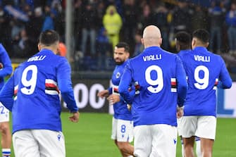 Foto Tano Pecoraro/LaPresse 08 Gennaio 2023 - Genova, Italia Sport, CalcioSampdoria vs Napoli - Campionato italiano di calcio Serie A TIM 2022/2023 - Stadio Luigi FerrarisNella foto: riscaldamento - i giocatori della Sampdoria indossano la maglia numero 9 in ricordo di Gianluca VialliPhoto Tano Pecoraro/LaPresse January 08, 2023 - Genoa, Italy Sport, Soccer Sampdoria vs Napoli - Italian Serie A Football Championship 2022/2023 - Luigi Ferraris StadiumIn the photo: warm up - Sampdoria players wear the number 9 shirt in memory of Gianluca Vialli