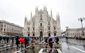 Maltempo e pioggia in centro a Milano, 2 novembre 2023./// Bad weather and rain in Milan, Italy, 02 November 2023. The Atlantic storm Ciaran driven by a deep cyclone near the British Isles will be in Italy in the next few hours over the northern and central Tyrrhenian regions. The weather will be disturbed until Sunday, then high pressure will be back. ANSA/MOURAD BALTI TOUATI