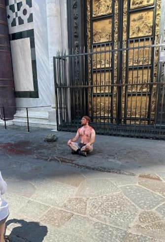 Sono stati cinque appartenenti a Ultima generazione a compiere oggi l'azione a Firenze, davanti al Battistero, in piazza Duomo. Da quanto ricostruito si sono messi a sedere in terra e si sono lanciati addosso una sostanza che sarebbe salsa di pomodoro poi finita anche sul selciato. Esposto poi uno striscione con scritto 'Non paghiamo il fossile'. I cinque sono stati poi portati negli uffici della polizia municipale, Firenze, 3 luglio 2023. ANSA/Opera Santa Maria del Fiore