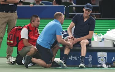 SHANGHAI, CHINA - OCTOBER 05: Jannik Sinner of Italy withdraws due to injury during the match against Tallon Griekspoor of Netherlands in the Men's Singles 3rd round match on day 7 of the 2025 Shanghai Rolex Masters Qi Zhong Tennis Center on October 05, 2025 in Shanghai, China. (Photo by Hu Chengwei/Getty Images)