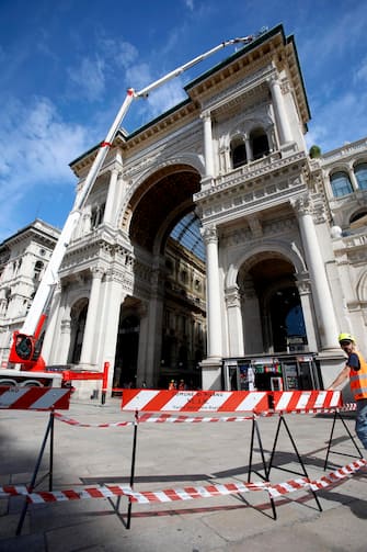 Lavori di pulizia dei graffiti sul frontone della Galleria Vittorio Emanuele II a Milano, 9 agosto 2023. ANSA/MOURAD BALTI TOUATI