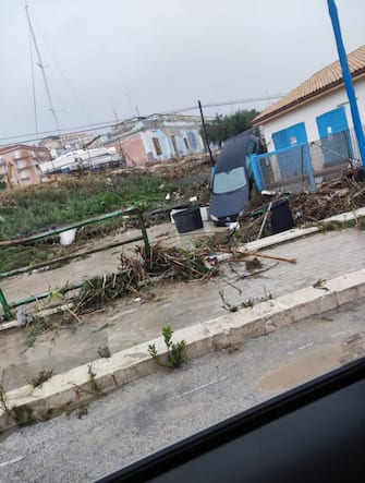 Una macchina danneggiata dal maltempo