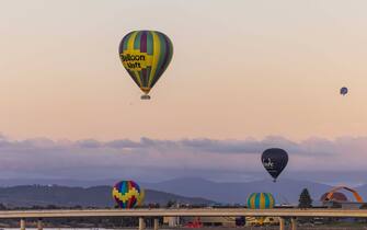 (230314) -- CANBERRA, March 14, 2023 (Xinhua) -- Hot air balloons fly over the Commonwealth Avenue Bridge during the annual Canberra Balloon Spectacular festival in Canberra, Australia, March 14, 2023. The annual Canberra Balloon Spectacular festival, a hot air balloon festival, is held this year from March 11 to 19. (Photo by Chu Chen/Xinhua) - Chu Chen -//CHINENOUVELLE_0849068/Credit:CHINE NOUVELLE/SIPA/2303140904