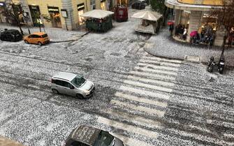 Il ghiaccio che si è formato sull'asfalto in via Cola di Rienzo dopo una forte grandinata, Roma, 2 aprile 2023. ANSA / GIUSEPPE GIGLIA