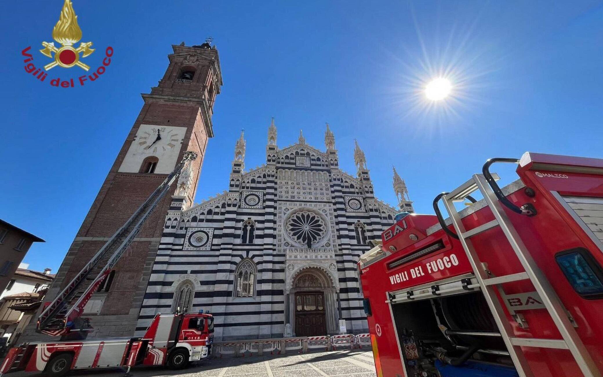 Danneggiati dal forte vento di ieri alcuni elementi decorativi dal tetto del Duomo di Monza: #vigilidelfuoco #oggi impegnati nelle verifiche e messa in sicurezza.
TWITTER VIGILI DEL FUOCO
+++ATTENZIONE LA FOTO NON PUO' ESSERE PUBBLICATA O RIPRODOTTA SENZA L'AUTORIZZAZIONE DELLA FONTE DI ORIGINE CUI SI RINVIA+++ +++NO SALES; NO ARCHIVE; EDITORIAL USE ONLY+++