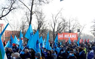 Manifestazione per lo sciopero generale a Milano, 16 dicembre 2021. ANSA/MOURAD BALTI TOUATI