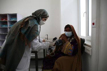 MSF nurse Aziza Khushal checks Shahisto s vitals signs in the consultation room on the women's side of the Médecins Sans Frontières (MSF) drug-resistant tuberculosis (DR-TB) hospital in Kandahar city, Kandahar Province, Afghanistan.
ANSA/MSF +++ ANSA PROVIDES ACCESS TO THIS HANDOUT PHOTO TO BE USED SOLELY TO ILLUSTRATE NEWS REPORTING OR COMMENTARY ON THE FACTS OR EVENTS DEPICTED IN THIS IMAGE; NO ARCHIVING; NO LICENSING +++ NPK +++