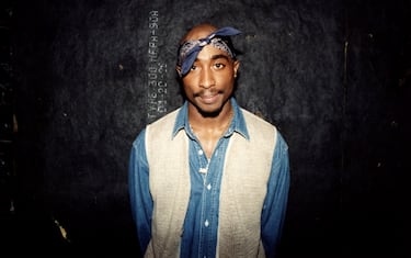 CHICAGO - MARCH 1994:  Rapper Tupac Shakur poses for photos backstage after his performance at the Regal Theater in Chicago, Illinois in March 1994.  (Photo By Raymond Boyd/Getty Images)