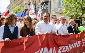epa12067095 The New Left party candidate in the 2025 presidential elections Magdalena Biejat (L) and Polish Minister of Family, Labor and Social Policy Agnieszka Dziemianowicz-Bak (2-L) attend the Polish Left and the All-Polish Trade Unions march to mark the International Workers' Day in Lodz, Poland, 01 May 2025. Labor Day, or May Day, is observed worldwide on 01 May to celebrate the economic and social achievements of workers as well as fight for laborers' rights.  EPA/MARIAN ZUBRZYCKI POLAND OUT