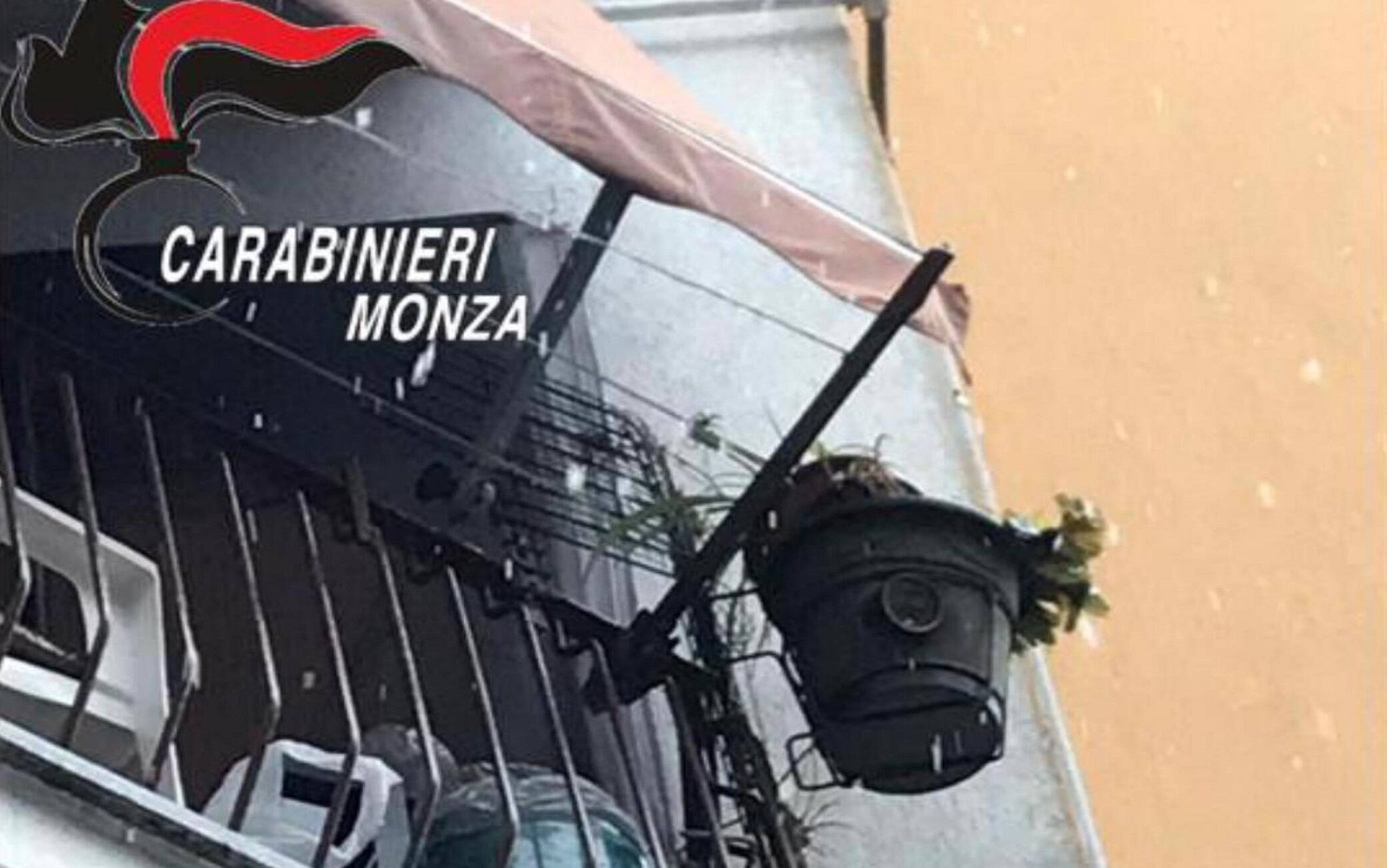 Un sistema di videosorveglianza con anche una telecamera in un vaso per tenere sotto controllo l'ingresso di una casa a Seregno (Monza), da dove due spacciatori gestivano un giro di cocaina. Lo hanno scoperto i carabinieri che, proprio monitorando l'attività dei due pusher, entrambi 64 enni, sono arrivati alle loro abitazioni, una delle quali dotata di telecamere per prevenire controlli di Polizia. In una cantina in disuso nella palazzina di uno dei due i militari hanno trovato e sequestrato anche una bomba artigianale caricata con mezzo chilo di esplosivo, con 40 centimetri di miccia detonante e ritenuta potenzialmente micidiale tanto da richiedere l'intervento degli artificieri. Sull'ordigno sono in corso indagini, Monza, 4 Dicembre 2020. ANSA/US/CARABINIERI