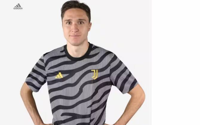 Juventus, la prima maglia 2023-24 ha le strisce zebrate e dettagli gialli