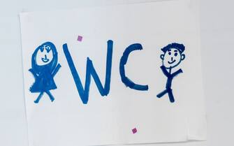 Il governatore repubblicano del North Dakota, Doug Burgum, ha firmato un disegno di legge che consente agli insegnanti delle scuole pubbliche e ai dipendenti del governo statale di ignorare i pronomi che usano i loro studenti e colleghi transgender. La nuova misura richiede anche ai docenti di informare i genitori o i tutori legali se un alunno è transgender, e vieta a questi ultimi di utilizzare il bagno in base al genere da loro scelto, senza la previa approvazione di un genitore o tutore